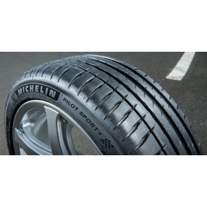 Michelin Pilot Sport 4 235/40 R19 96Y