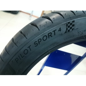 Michelin Pilot Sport 4 235/40 R19 96Y