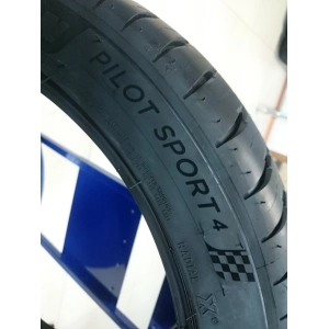 Michelin Pilot Sport 4 245/40 R18 93Y