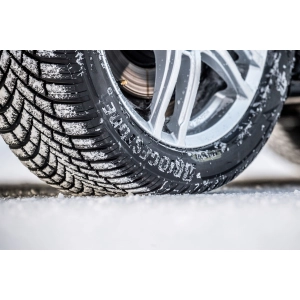 Bridgestone Blizzak LM005 235/45 R17 97V